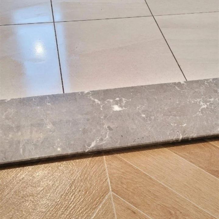 卫生间地面比马桶高了2公分,卫生间铺完砖比客厅高正常吗