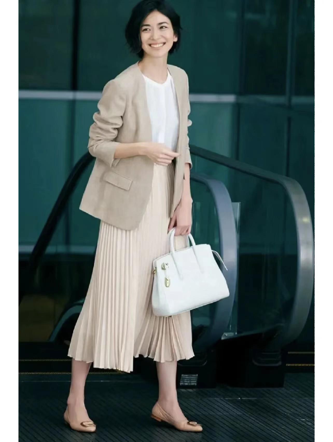 西装半身裙怎么穿显年轻活力,西装半身裙中长款搭配