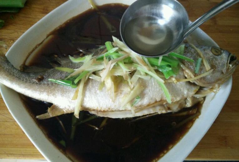 广东蒸鱼先淋酱油还是淋油,蒸鱼的做法是淋酱油先还是淋油先