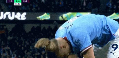 哈兰德疗伤,哈兰德解开头发