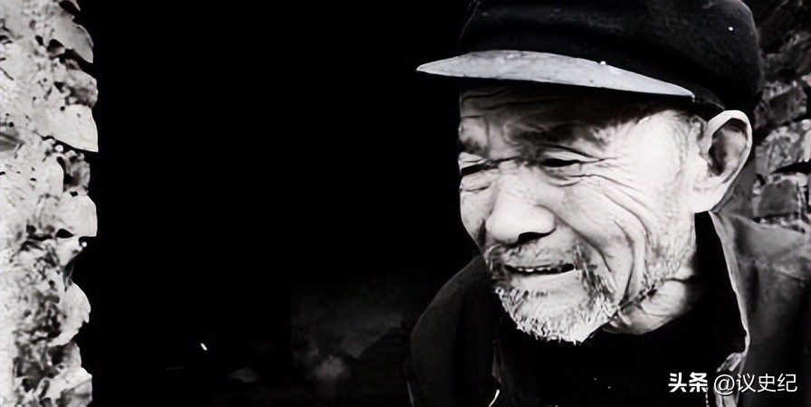 78岁老人被儿媳赶出家门，真实身份暴露后，政府直接送来30万津贴