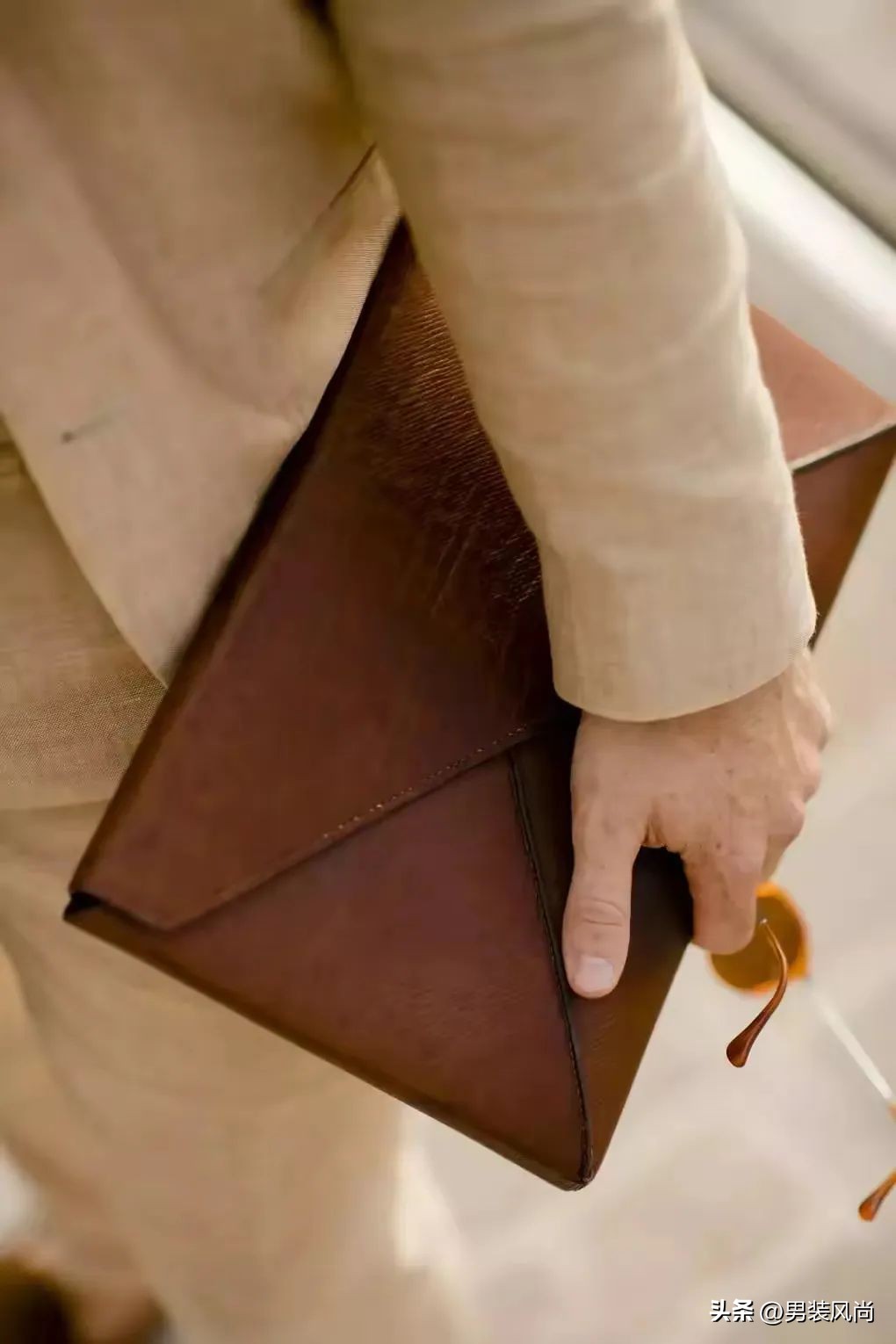 大容量包包高级感简单大方搭配,夏季型男必备的6款包包搭配指南