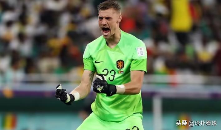 2年前差点因伤放弃足球，身高2米的他，今夜在世界杯上完成零封