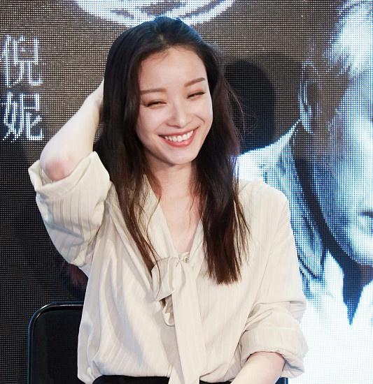 助理伺候明星捏脚,助理伺候明星跪下打伞