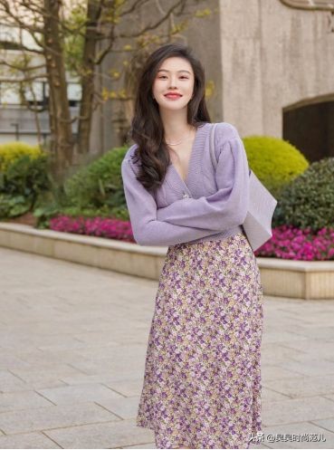 碎花裙怎么搭可以美一个秋天,碎花裙怎样搭配出时尚感好看
