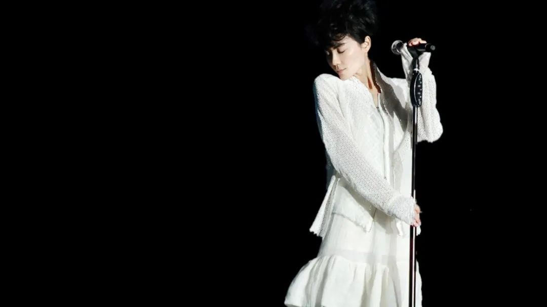 王菲谢霆锋最新状态,王菲谢霆锋机场后续