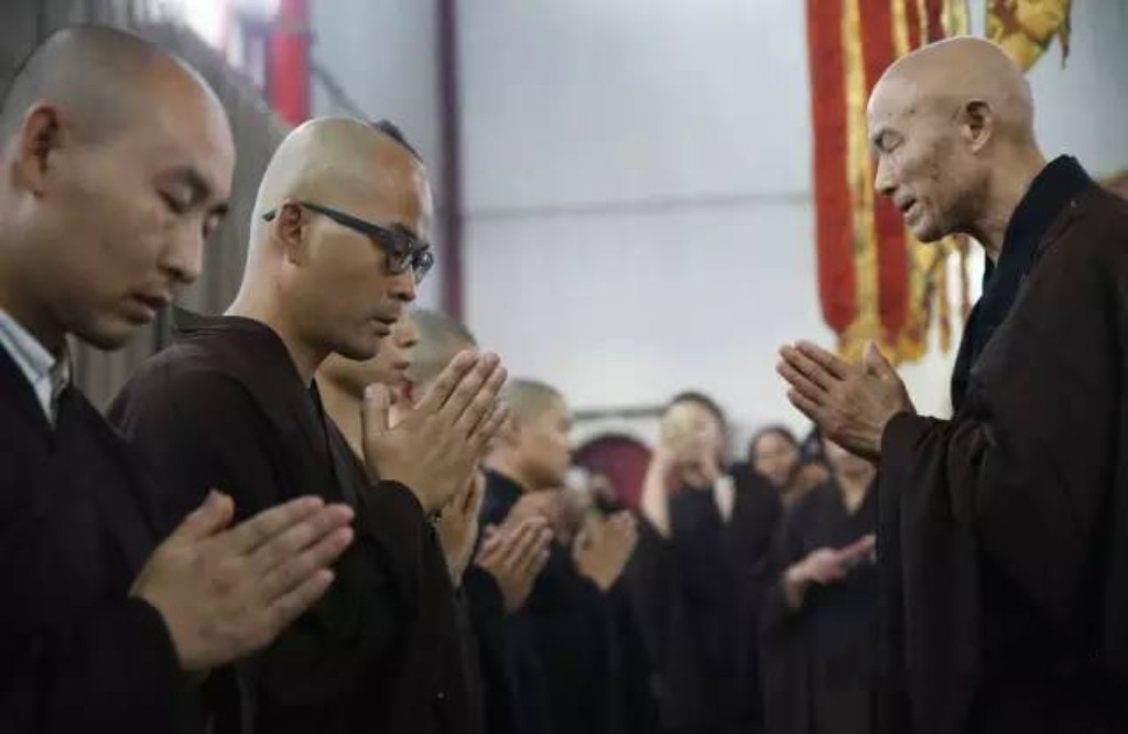 男人放弃千亿资产一心向佛,广东男子放弃百万年薪出家