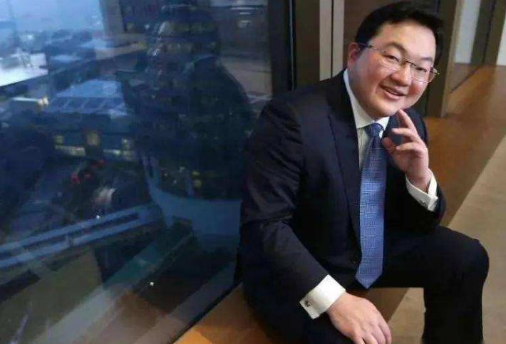 华裔富豪贪污35亿，拿钱泡遍全球女星，被4国通缉，他怎么做到的