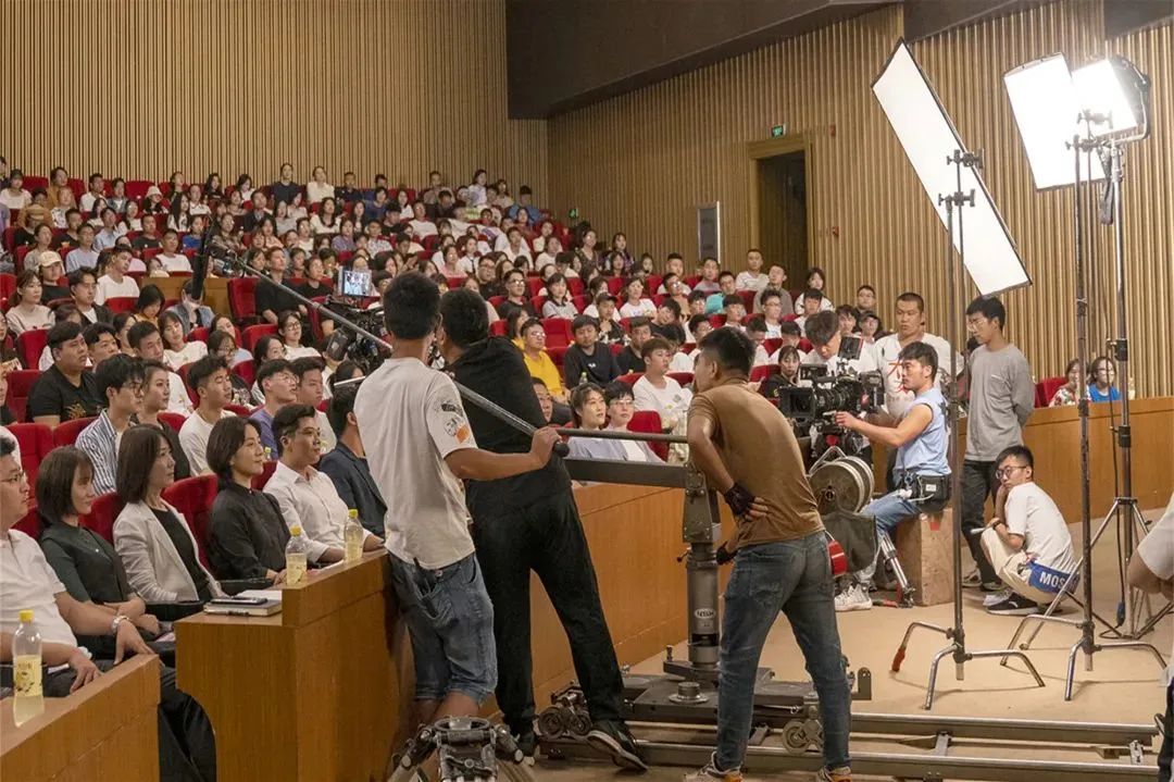 大三女生表演粤语,大三女生演讲视频