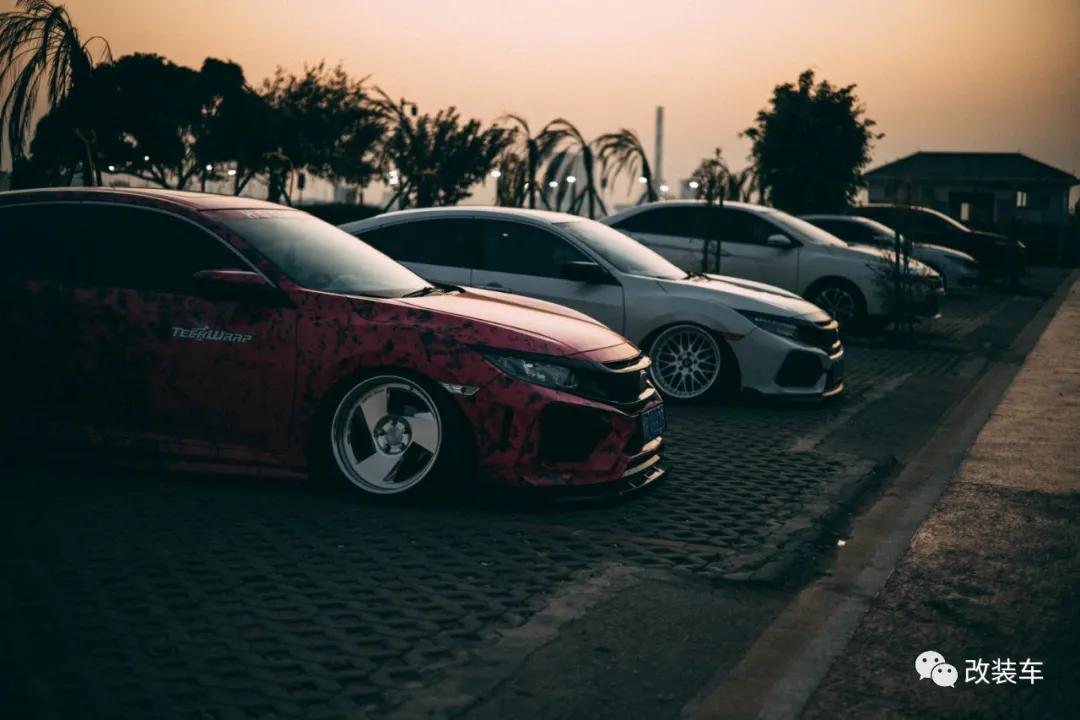 十代思域樱花粉低趴姿态,十代思域炫动蓝低趴姿态