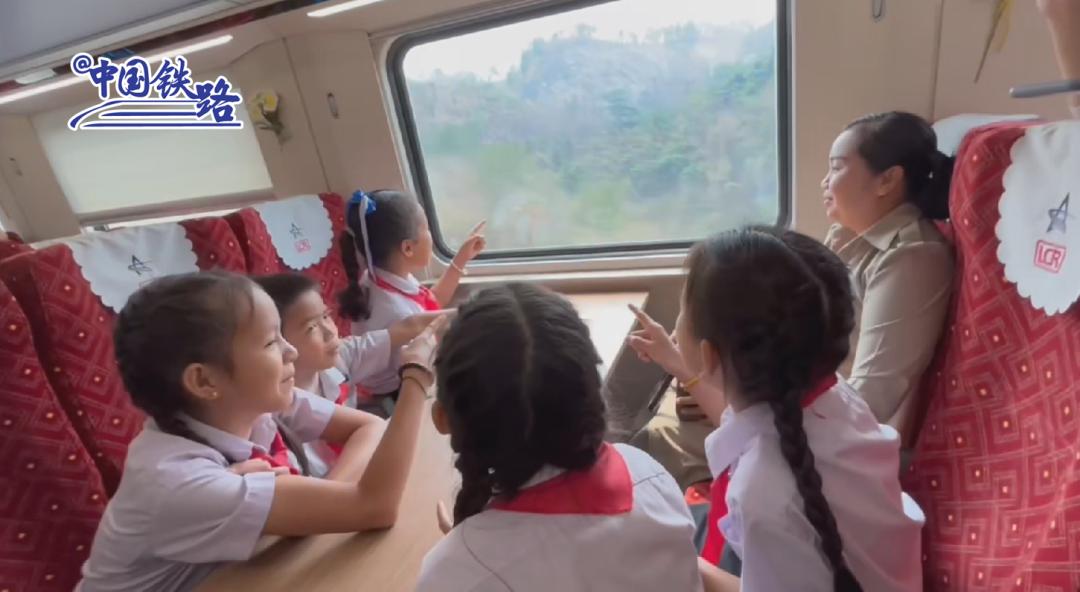 农冰村小学生终于坐上了中老铁路国际旅客列车！
