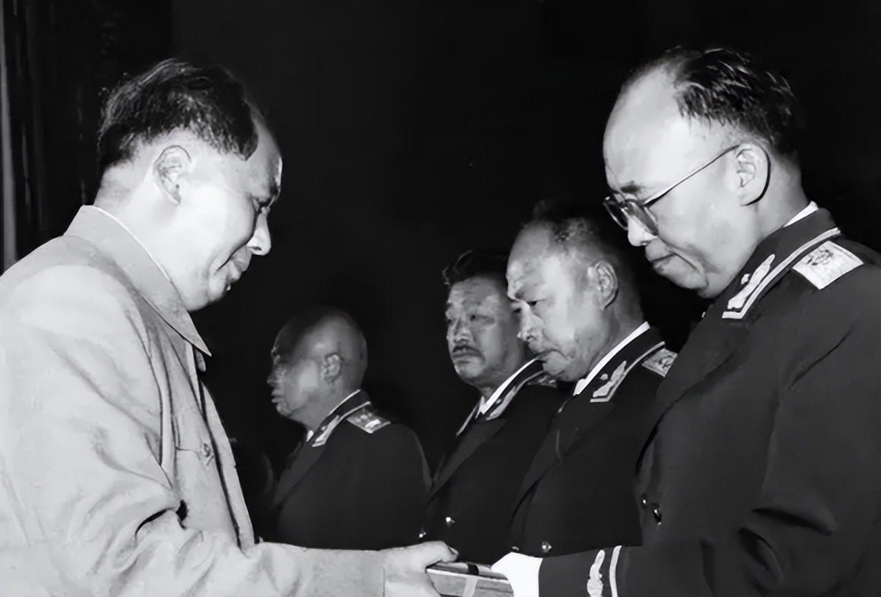 开国元帅中仅排第七位，罗荣桓为何备受敬重？从不参与整人活动