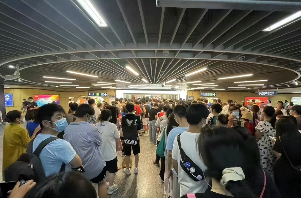 为什么愿意排队买茶颜悦色奶茶,茶颜悦色奶茶排队是怎么回事