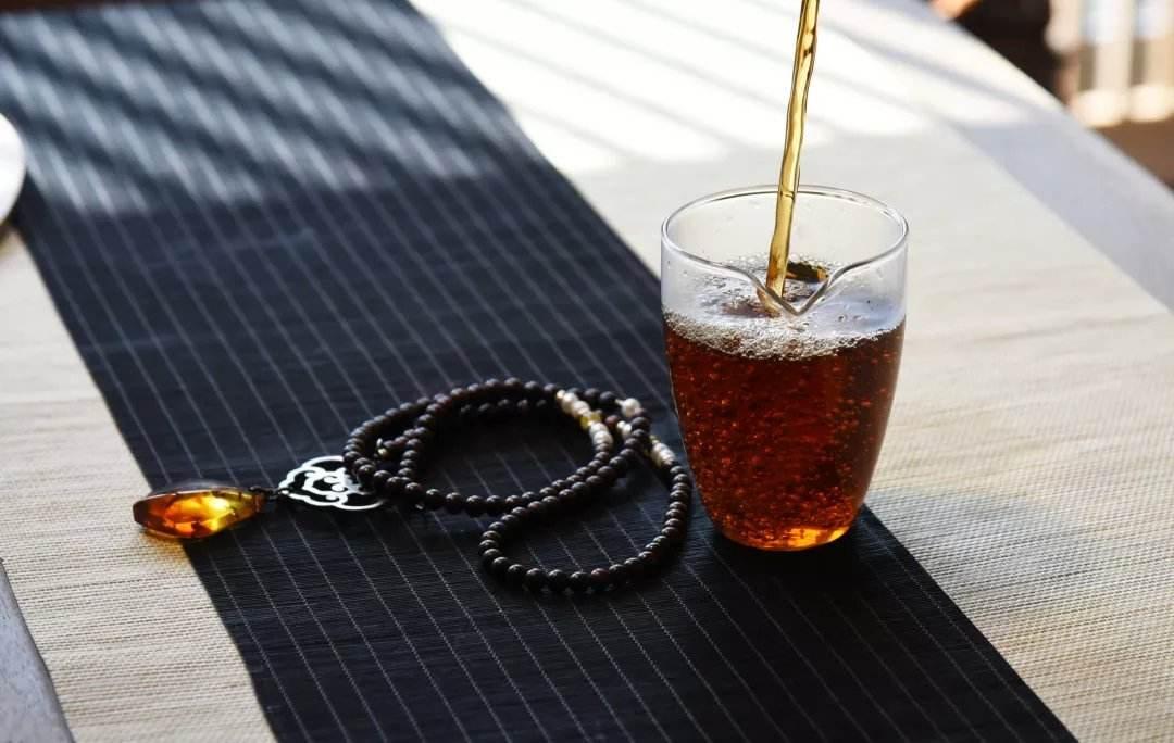 喝茶用陶瓷茶具还是玻璃好,为什么现在的人都喜欢用玻璃茶具