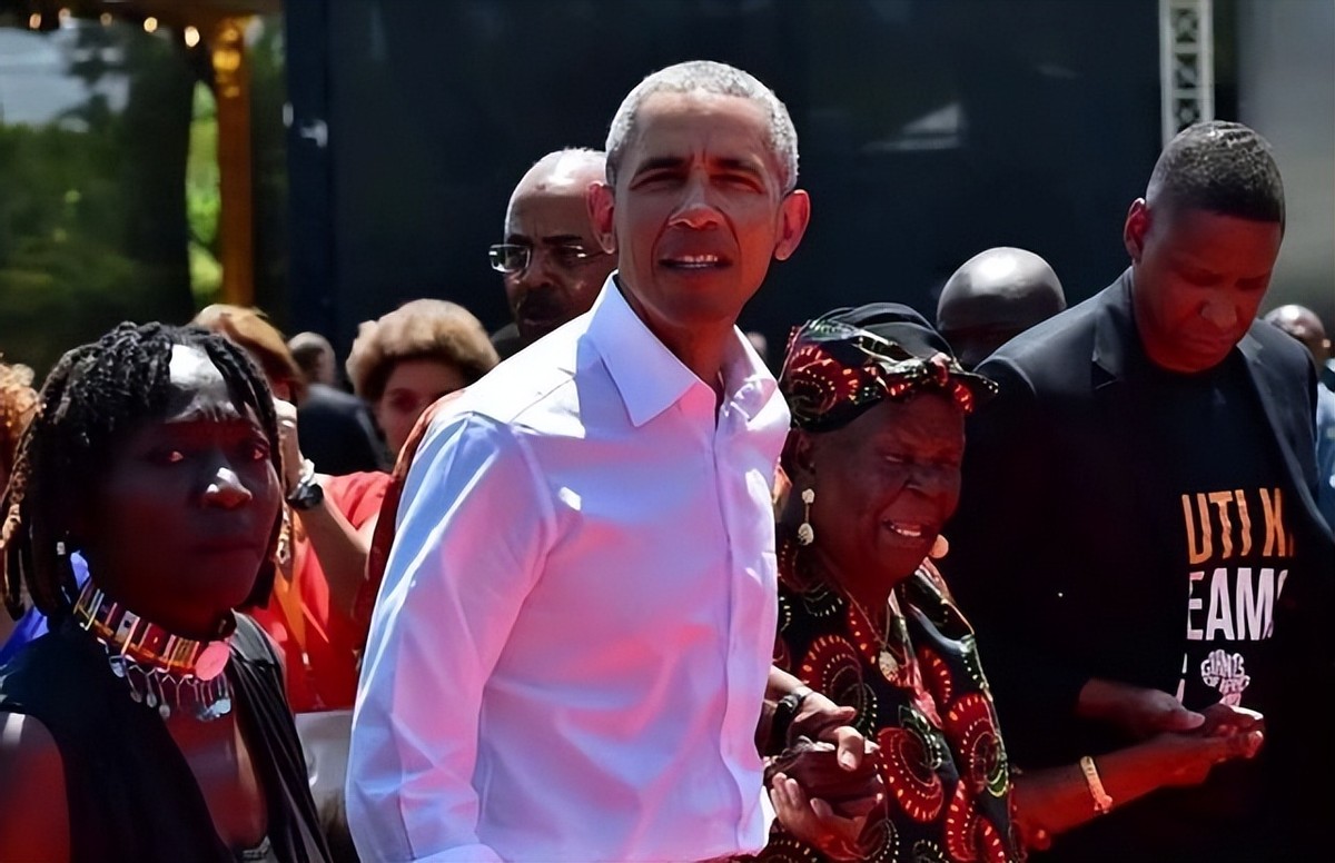 奥巴马第一次回非洲老家：帮祖母扛大米，和兄弟坐在田里喝酒