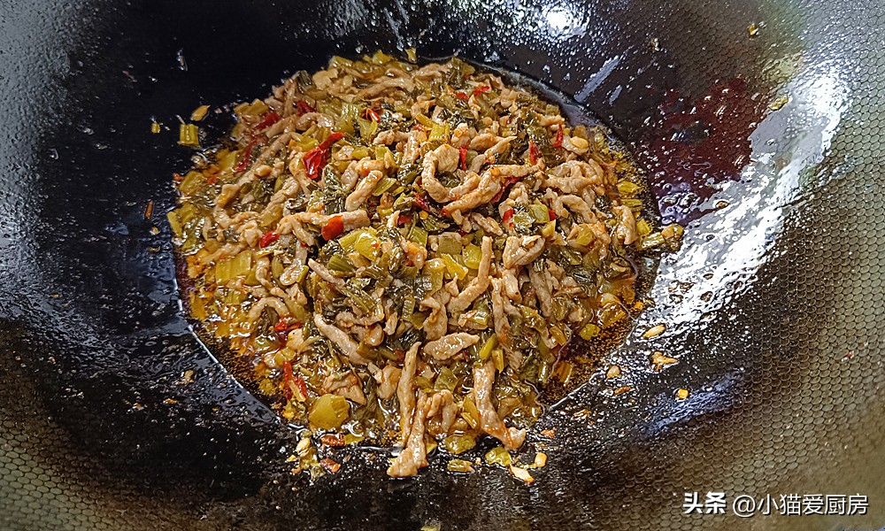 四川正宗水煮酸菜肉片做法,四川酸菜的做法酸辣脆爽特别开胃