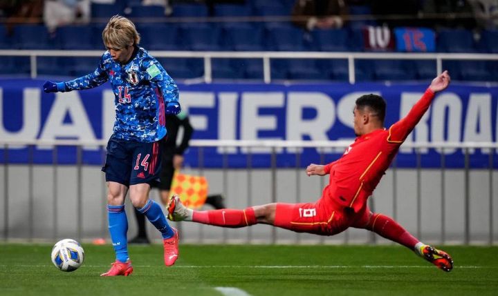 对手的就地反抢，限制了国足的进攻，攻防转换更加有章法