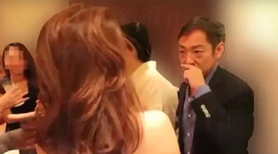 出轨离婚、闻女公关腋下、拉全家自杀,日本歌舞伎世家,瓜有点多