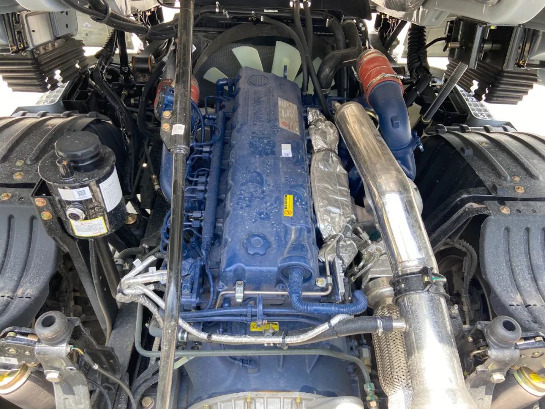 华菱汉马h7460马力牵引车多少钱,拉7吨挖机的自卸车