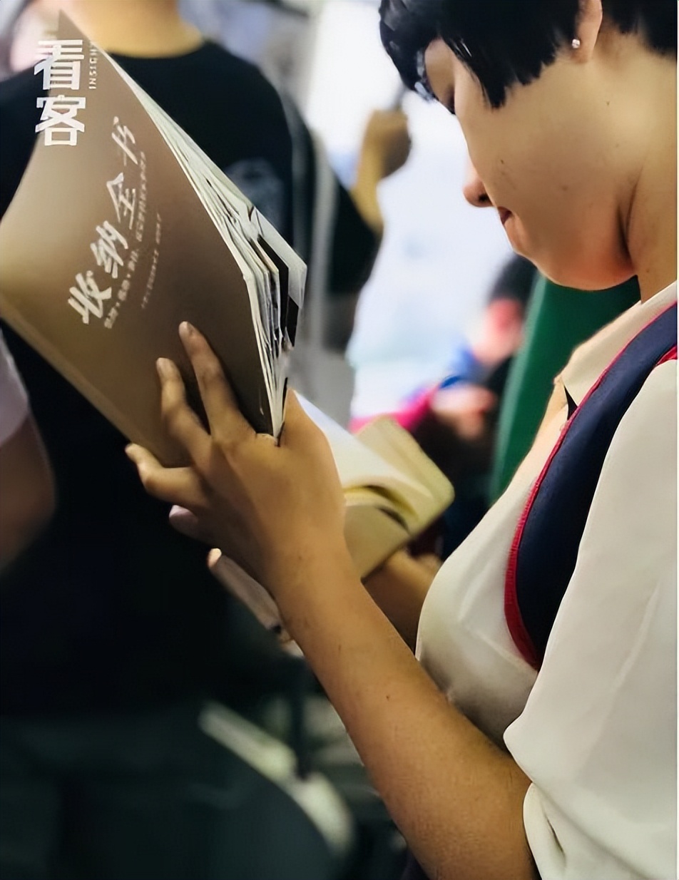 北京通勤路上，她用镜头记录2000个捧着书的人