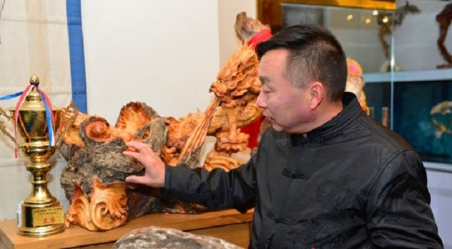 山西小伙卖房、花光百万，买了一屋烂树根，11年后价值无法估量