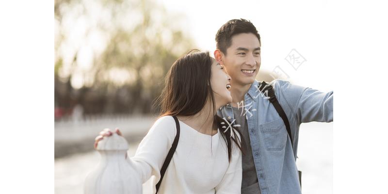 貌美女子与男闺蜜车震被丈夫堵车上，被路人围观，直接离婚