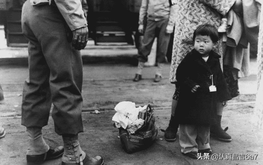 珍贵照片，日军*杀屠**老百姓强奸妇女，用刀剖开肚子，看看多残忍