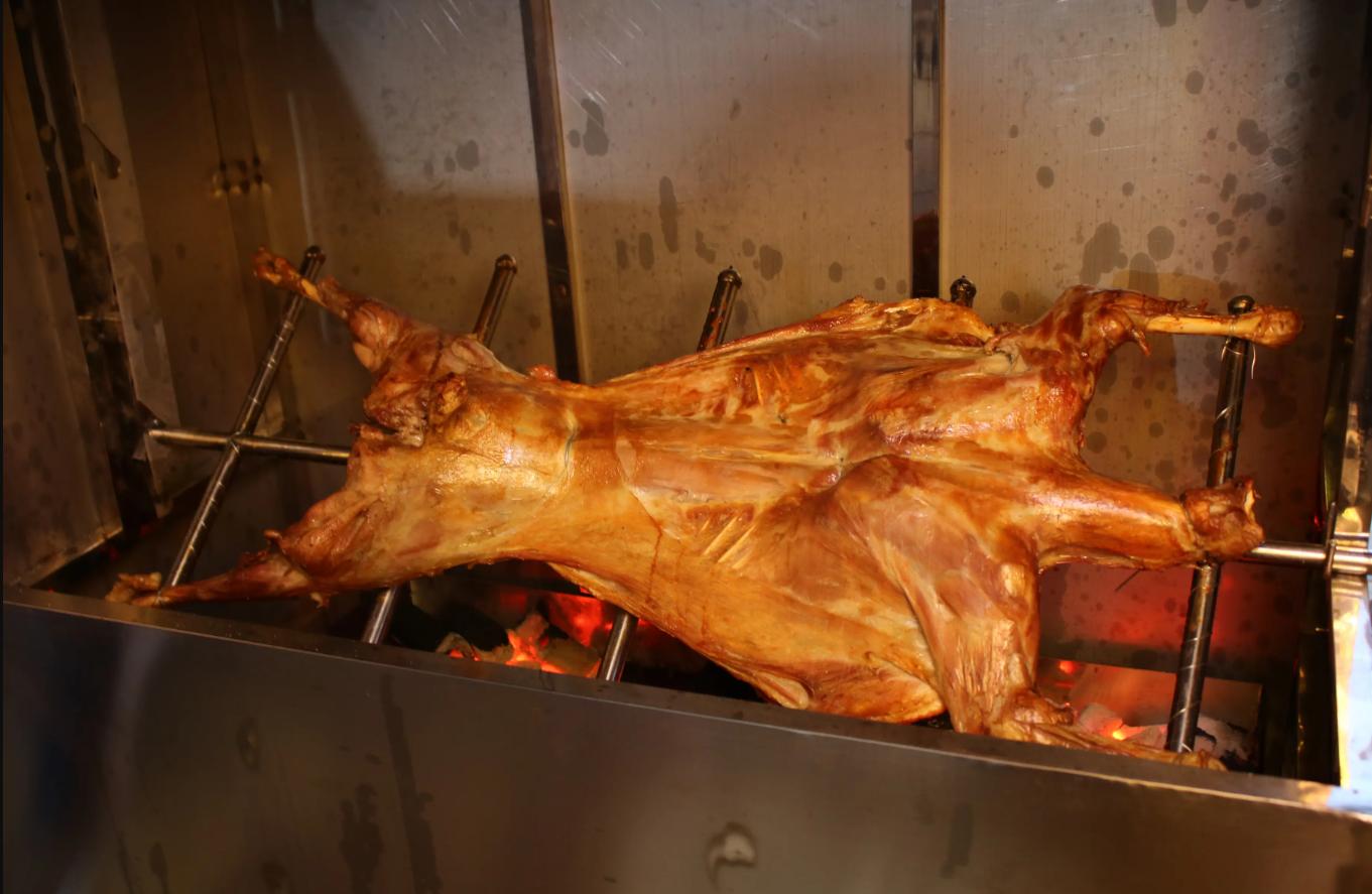 人气美食古法烤全羊,阿塞拜疆烤全羊美食