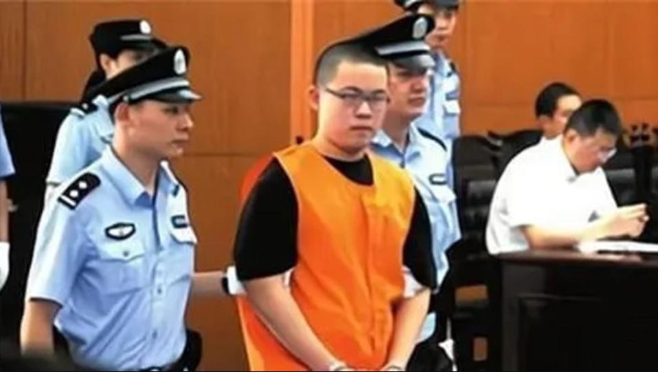 周岩毁容5年后的照片,周岩毁容事件图片