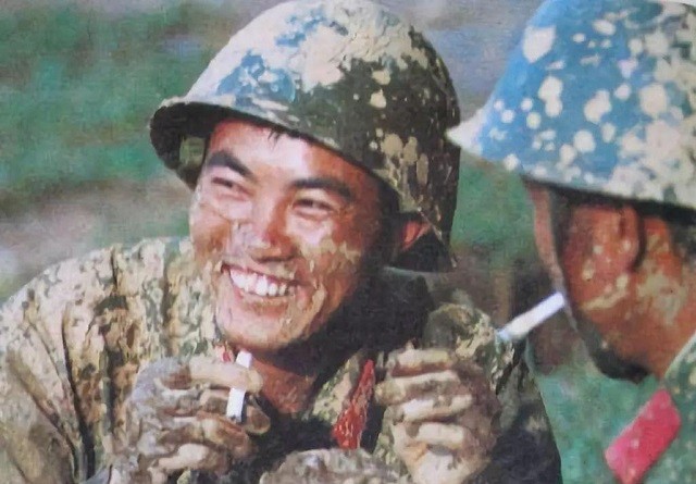对越自卫反击战，前线战士都爱抽什么烟？女兵抽烟是为了“帮忙”