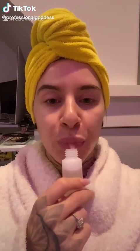 美国女子网售重口垃圾：灰尘脏水，指甲舌苔，真有人高价买？