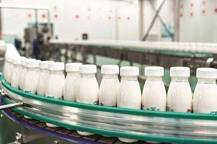 天价牛奶占领超市货柜，背后是智商税吗，那它又贵在了哪里？