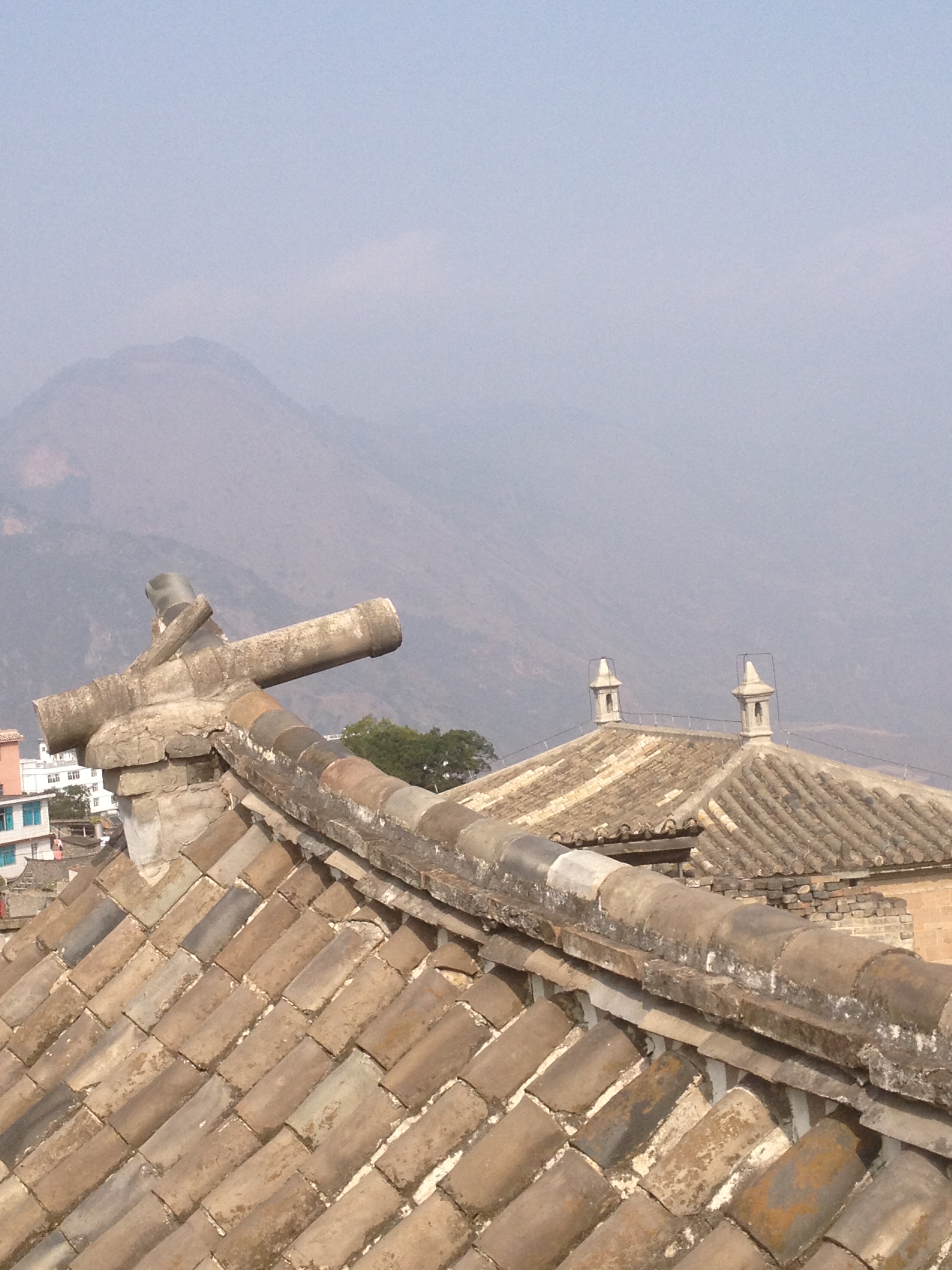 云南侨乡迤萨古城游人醉