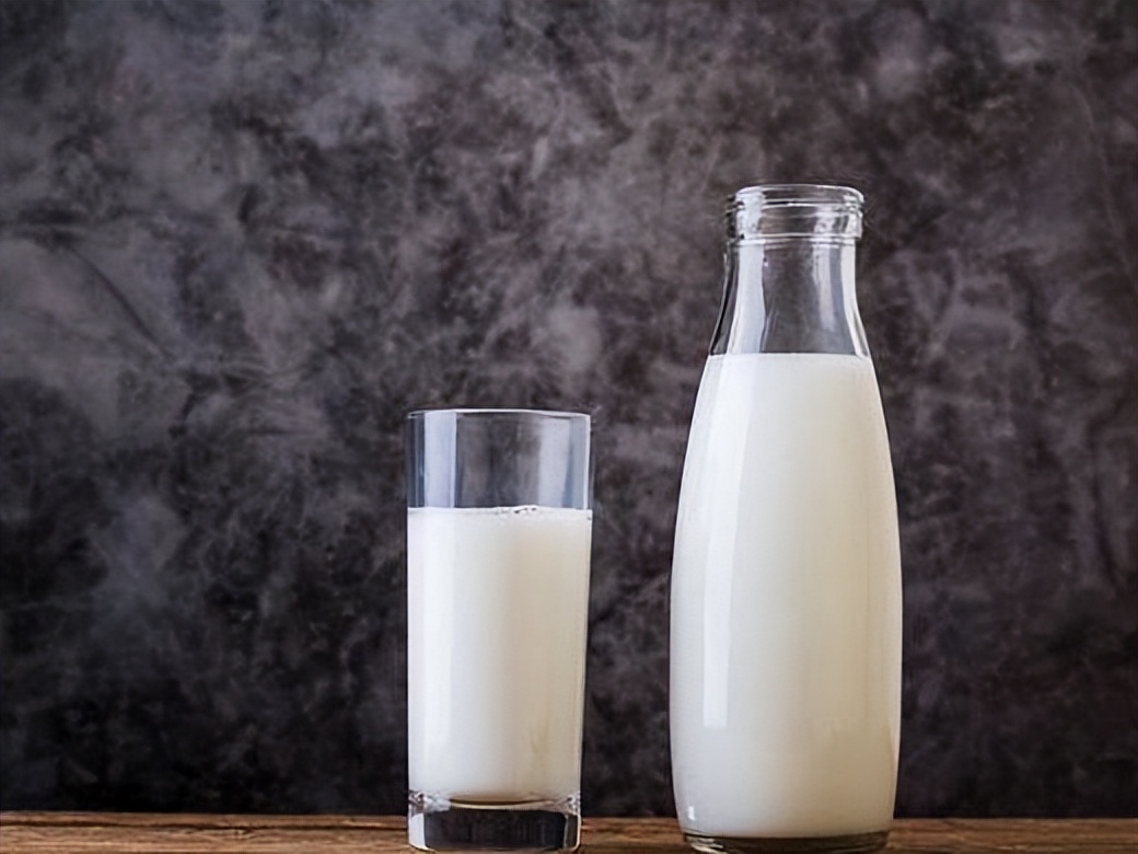 女儿被泼饮料妈妈遭羞辱,因为打翻牛奶被妈妈辱骂