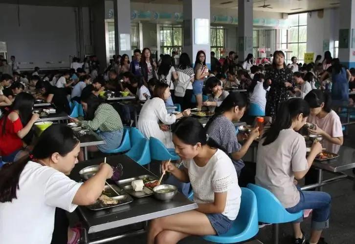 赚钱无上限，微信到高校内抢生意，算是黑吃黑！