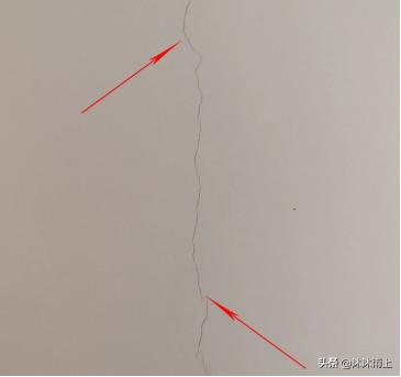 装修时乳胶漆墙面破了怎么处理,装修乳胶漆有裂缝怎么回事