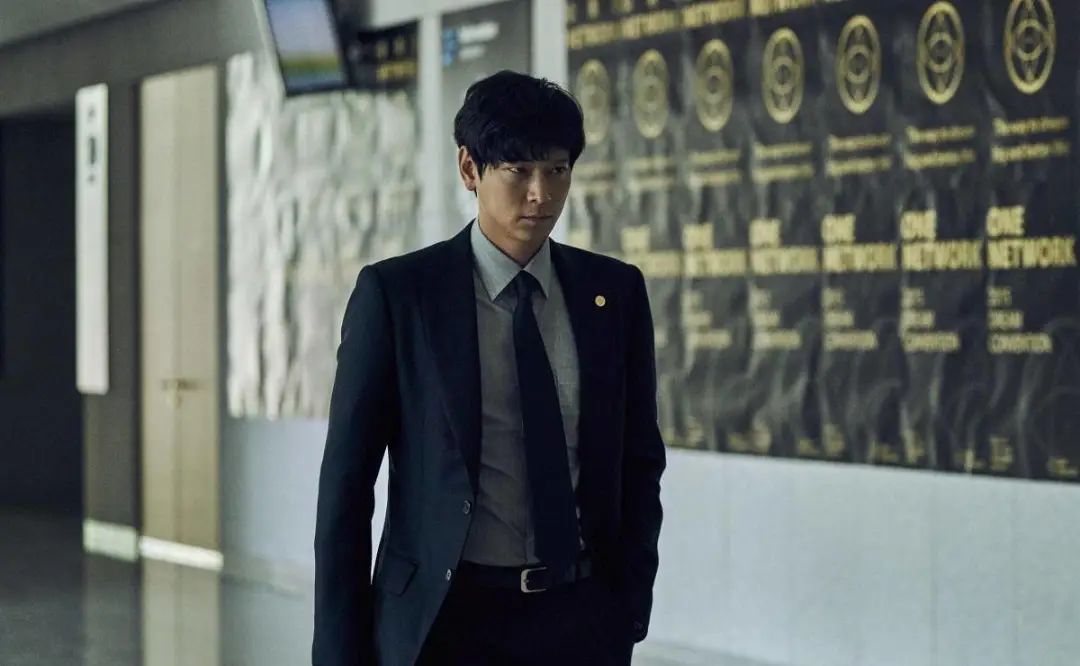 长了一张干净贵气又有书卷气的脸,长得风流倜傥情史干净的男明星