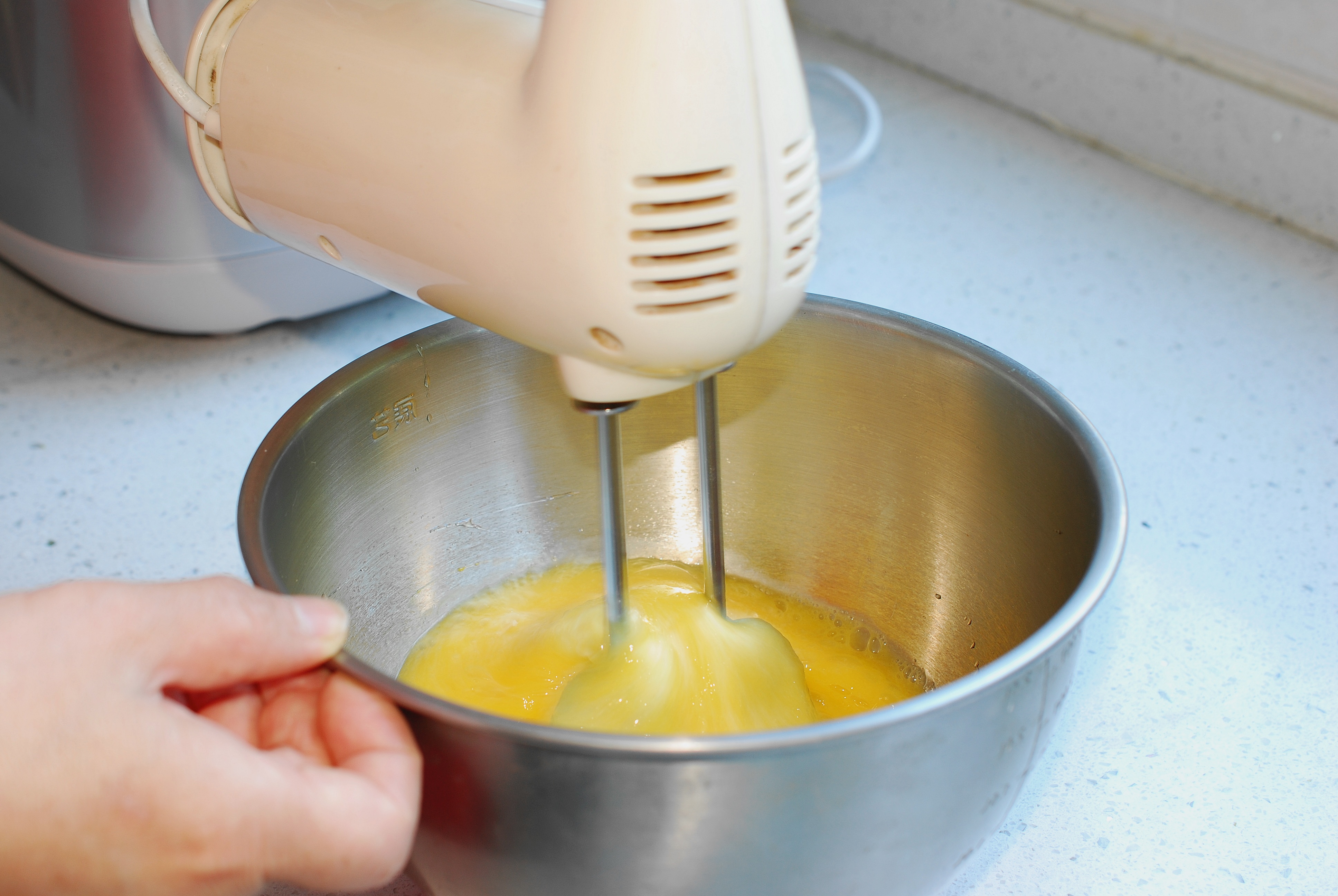 不用分蛋打发的纸杯蛋糕,不需要打发只用鸡蛋的电饭煲蛋糕