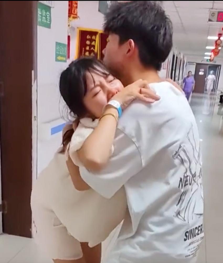 高龄孕妇阵痛宫缩,怀孕宫缩阵痛老公安慰