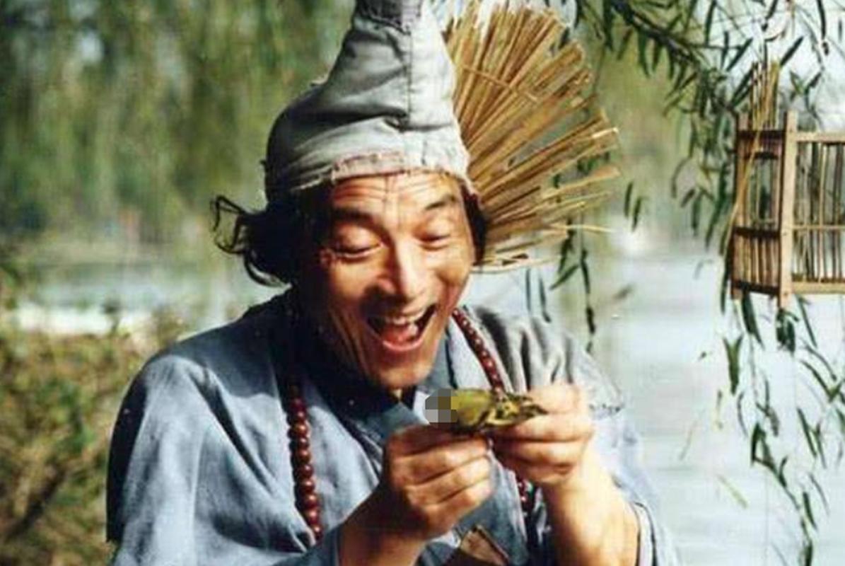 90岁游本昌说奖杯是负担,90岁游本昌获终身成就奖现场