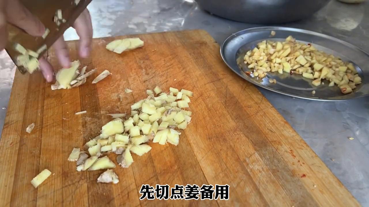 用什么豆瓣酱熬香菇牛肉酱好吃,自制香菇牛肉黄豆酱的秘诀