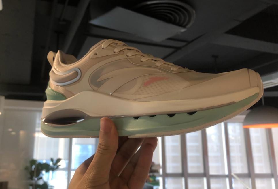 谷爱凌同款跑鞋太帅了，镂空跑鞋科技感强，安踏设计赶超李宁？