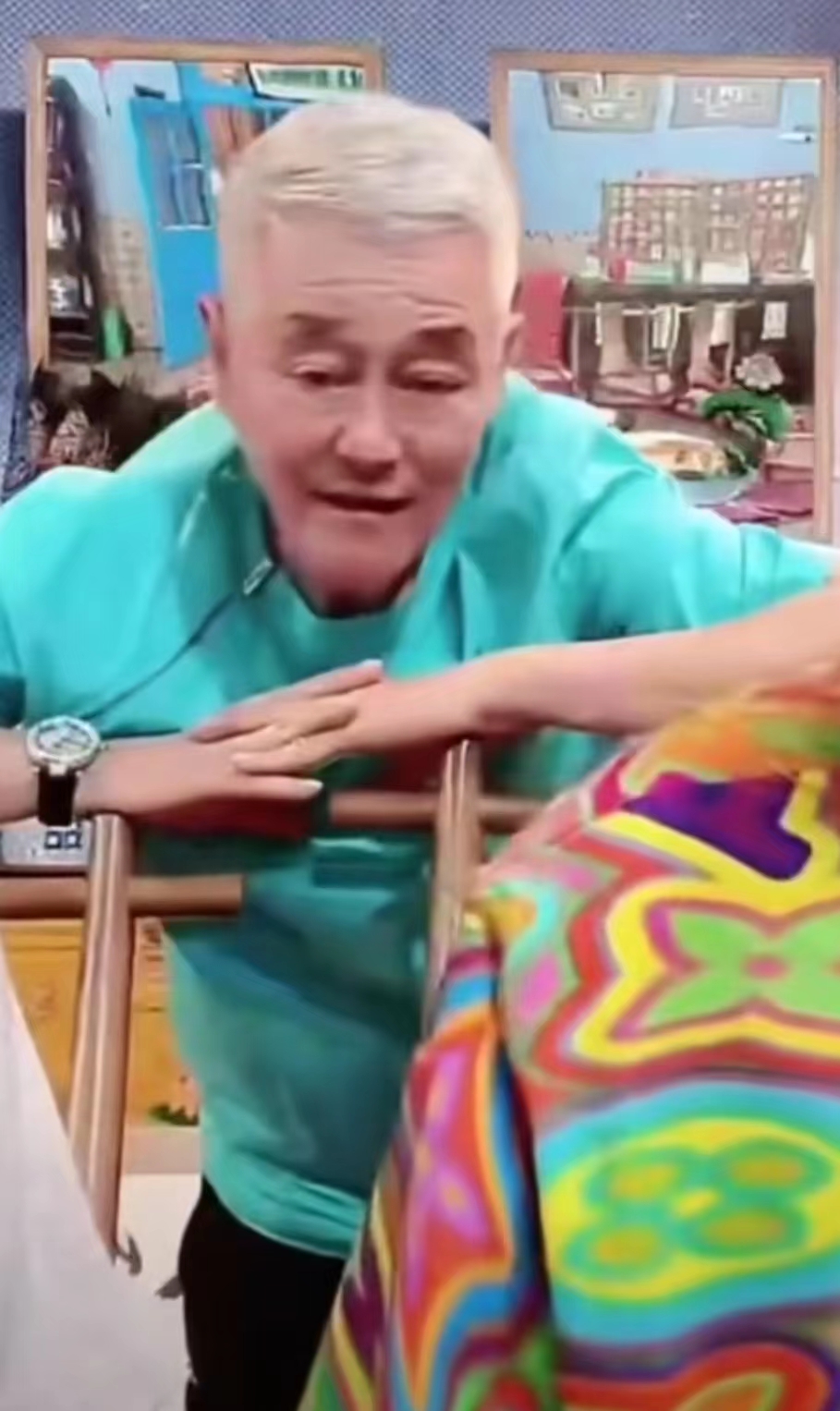 64岁赵本山身体引担忧！面色难看眼神迷离，强打精神陪女儿直播