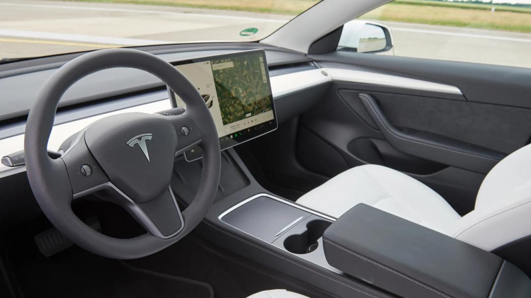 电动钢炮哪家强？德国人给极星2、BMWi4、Model3排了个大小王