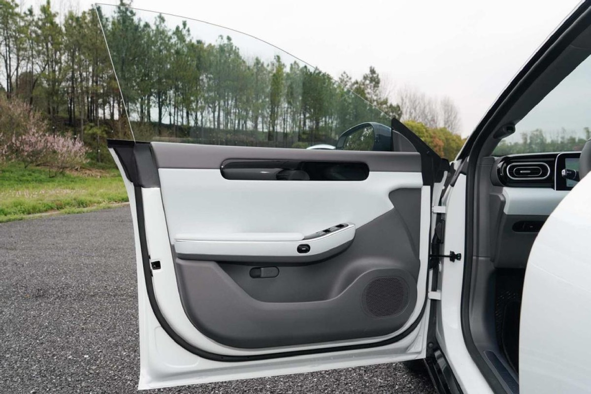 零跑c01价格15.98万黑色,零跑c01价格低高颜值的电车首选