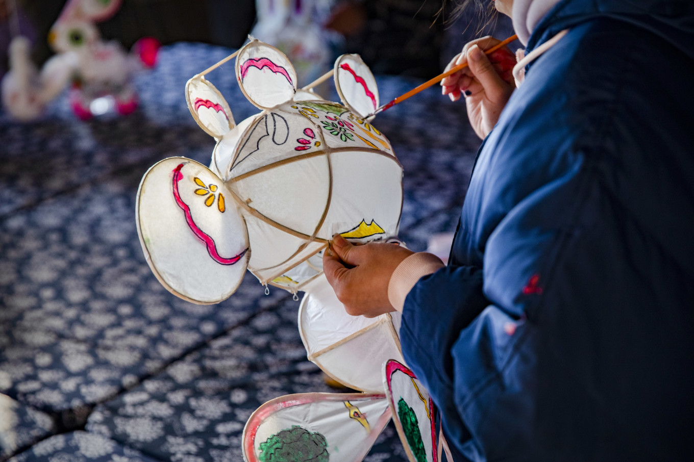 在宏村绘制花灯,安徽宏村夜晚花灯