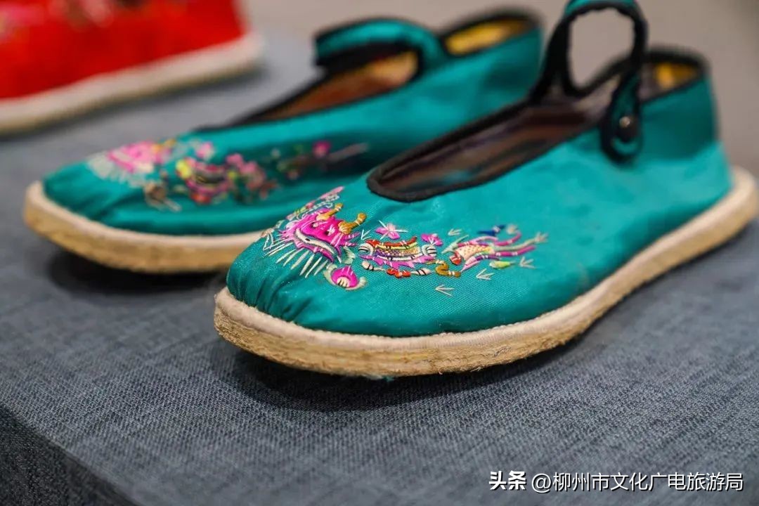 “巧手织就彩衣裳”市群艺馆馆藏少数民族服饰之“霓裳羽衣”，邀你云观展