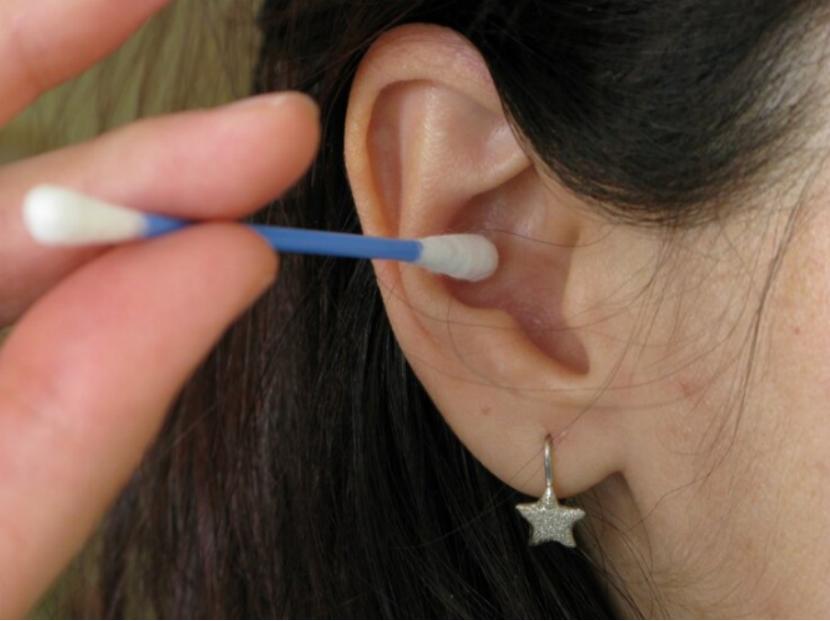 耳朵总是油得很还痒但掏不出东西,耳朵里面很痒但不敢掏一碰很疼