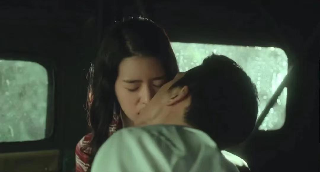 周五的傍晚，最适合观赏情色片。