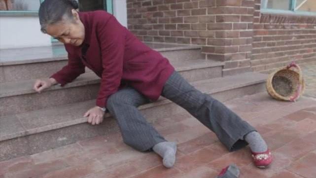 老人摔了后如何饮食,老人为什么一摔跤就骨折